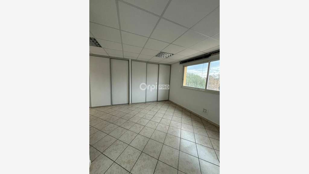 Local et bureaux de 592m² à louer à La Seyne/Mer