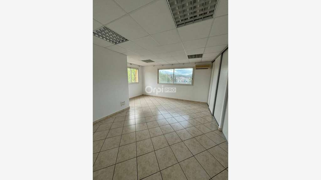 Local et bureaux de 592m² à louer à La Seyne/Mer