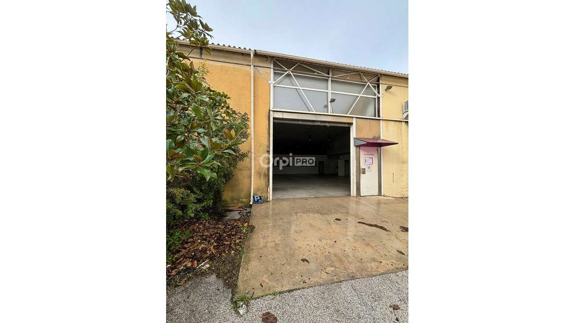 Local et bureaux de 592m² à louer à La Seyne/Mer