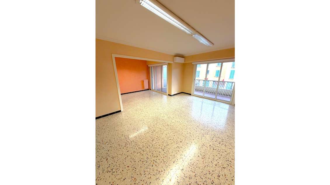 A louer bureaux 76.68m² R+1 à La Valette centre 