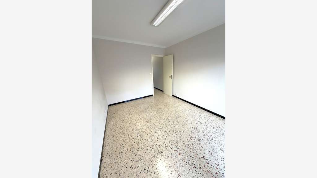 A louer bureaux 76.68m² R+1 à La Valette centre