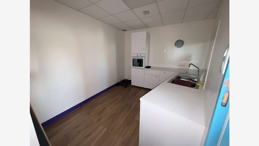 A louer bureaux 143m² RDC état neuf à La Valette