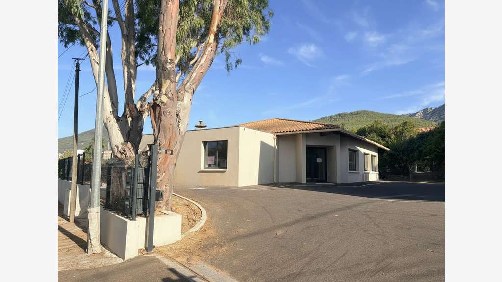 A louer bureaux 143m² RDC état neuf à La Valette
