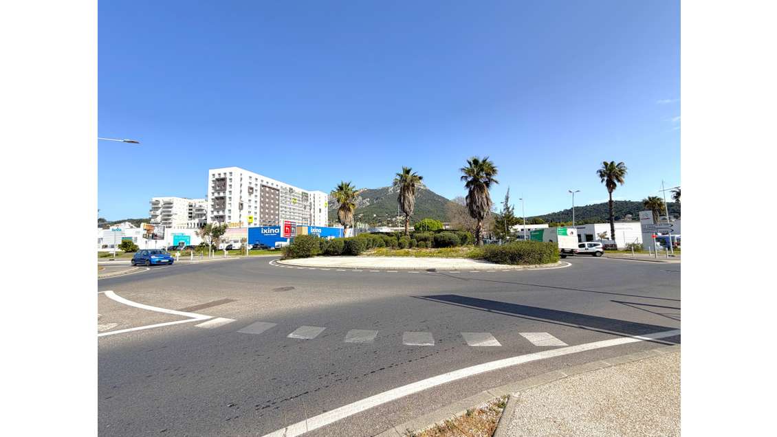 A louer local 1720m² axe très passant La Valette