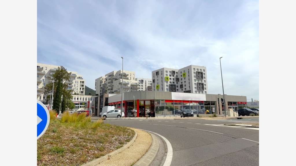 A louer local 1720m² axe très passant La Valette