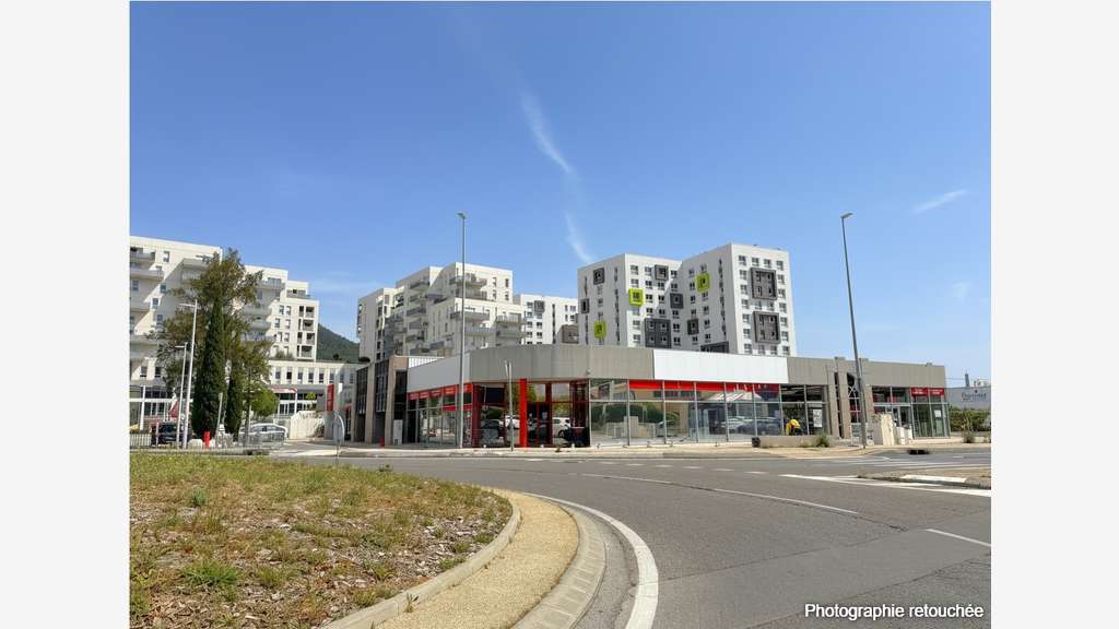 A louer local 1720m² axe très passant La Valette