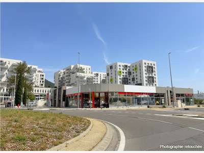 A louer local 1720m² axe très passant La Valette