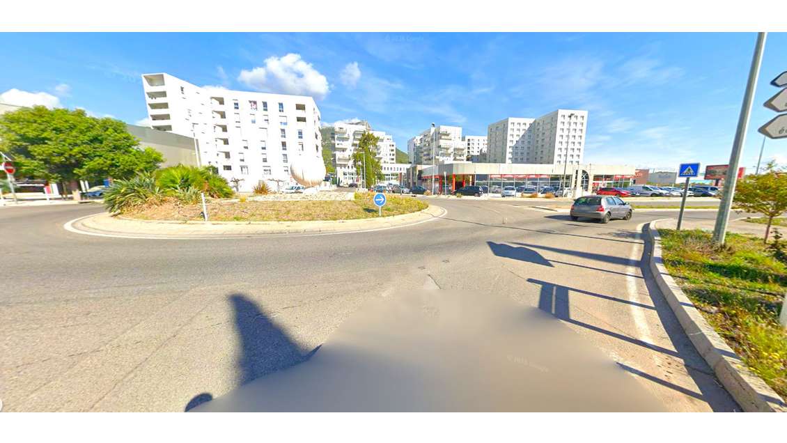 A louer local 1720m² axe très passant La Valette