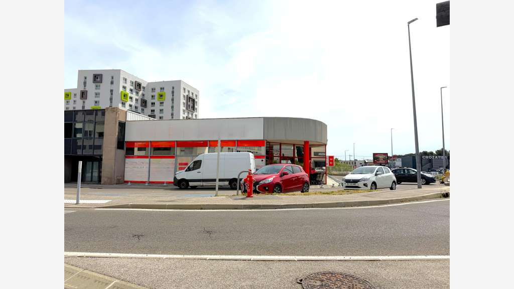 A louer local 1720m² axe très passant La Valette