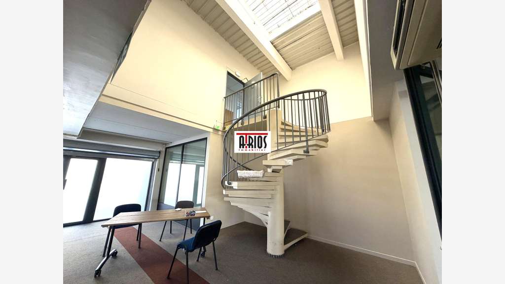 Loue local commercial 1720m² empl N°1 à la Valette