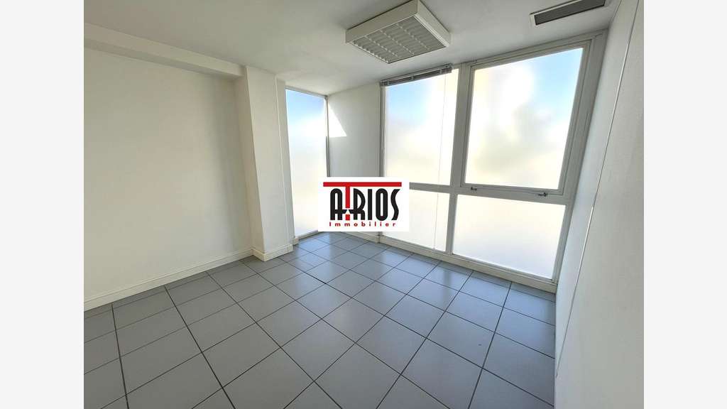 Loue local commercial 1720m² empl N°1 à la Valette