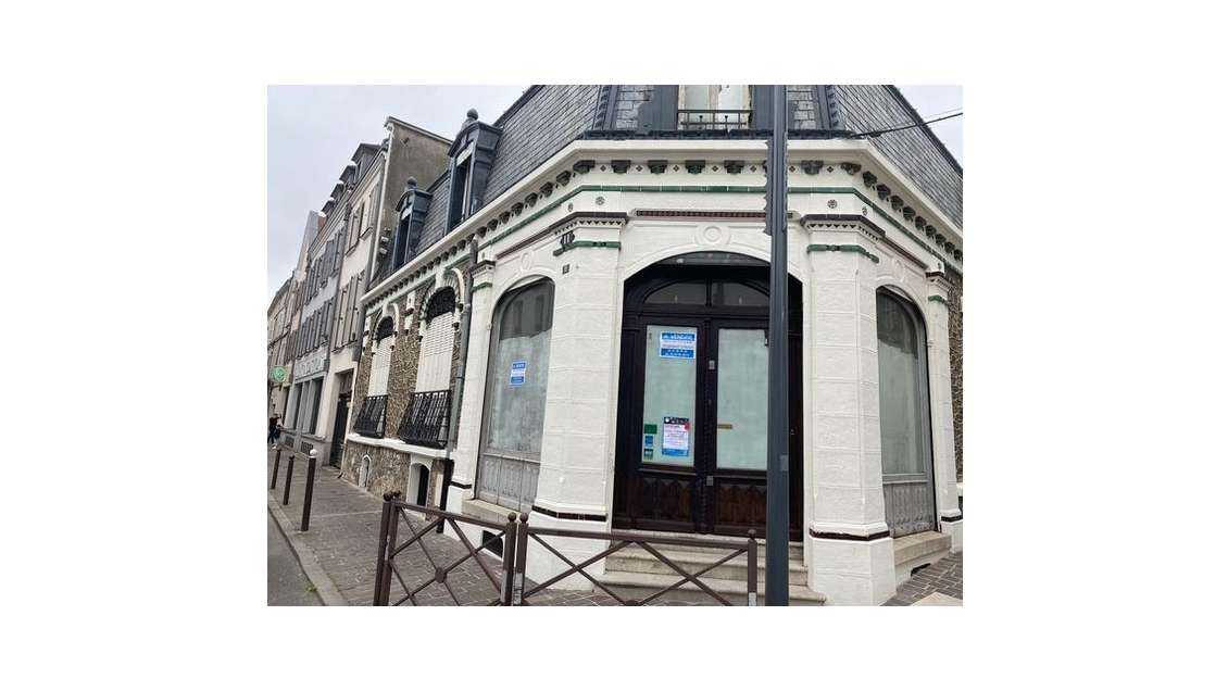 A louer belle boutique d'angle 55m² à Lagny centre