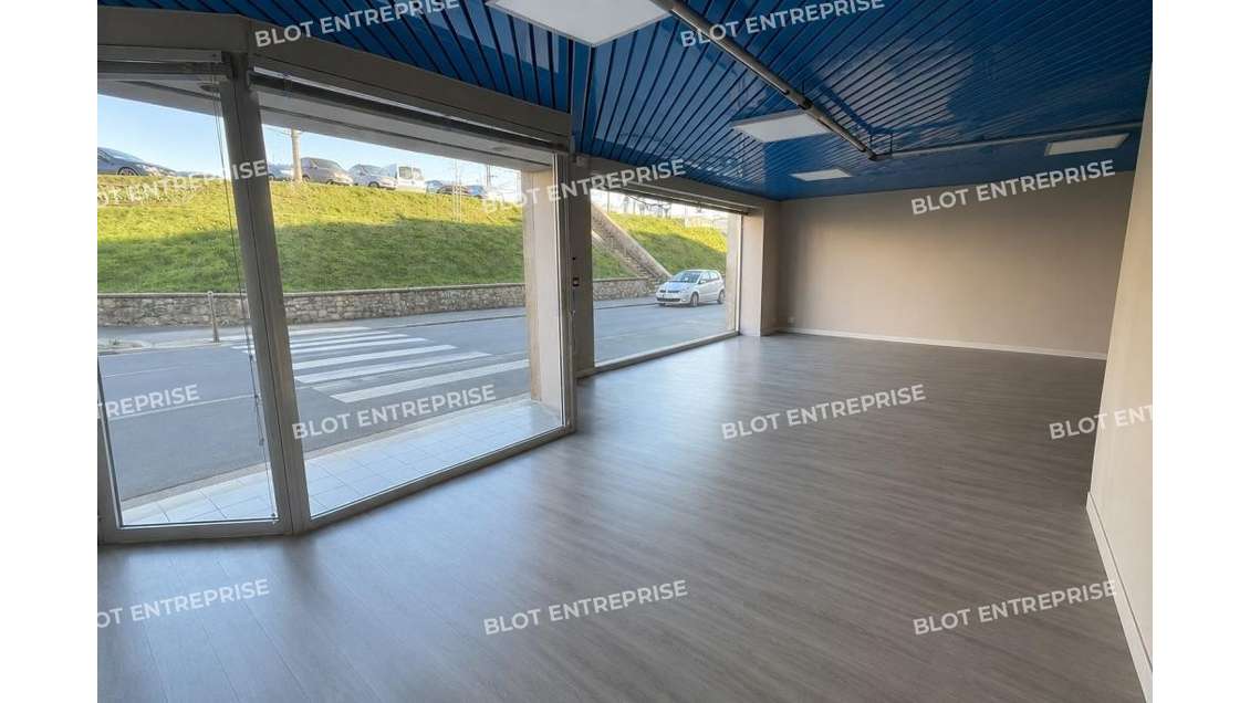 A LOUER - LOCAL COMMERCIAL BUREAUX VITRINE 135 m²
