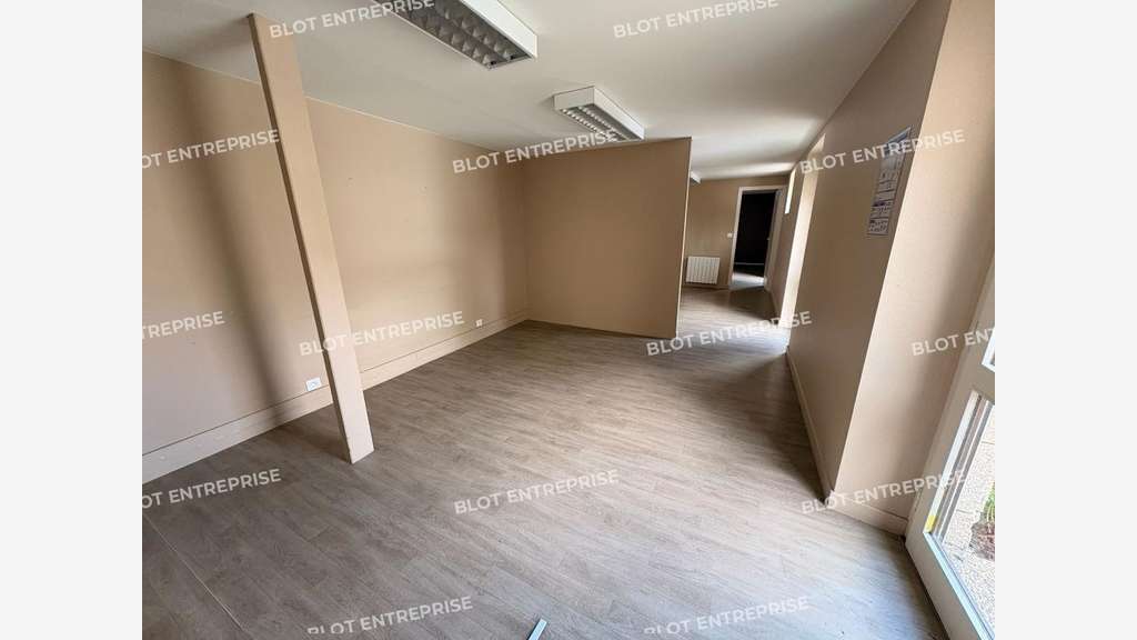 A LOUER - LOCAL COMMERCIAL BUREAUX VITRINE 135 m²
