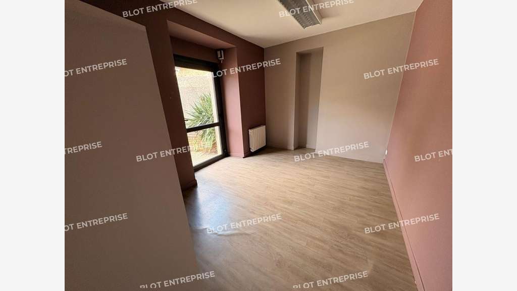 A LOUER - LOCAL COMMERCIAL BUREAUX VITRINE 135 m²