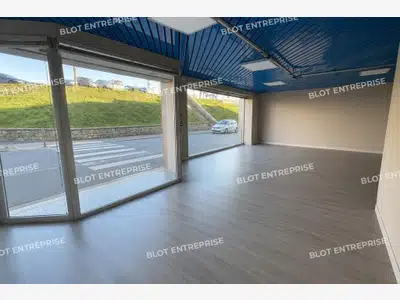 A LOUER - LOCAL COMMERCIAL BUREAUX VITRINE 135 m² 