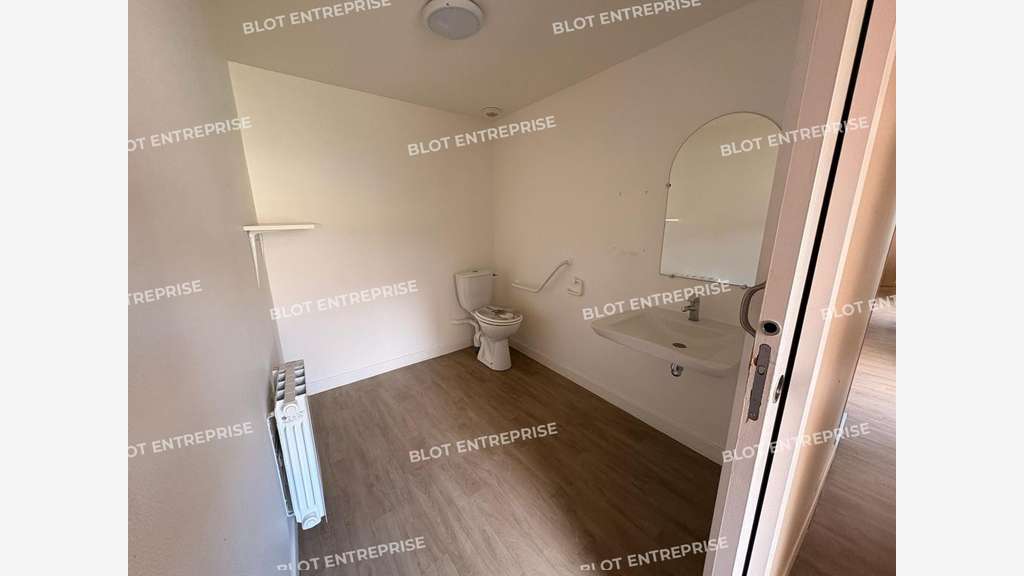 A LOUER - LOCAL COMMERCIAL BUREAUX VITRINE 135 m²