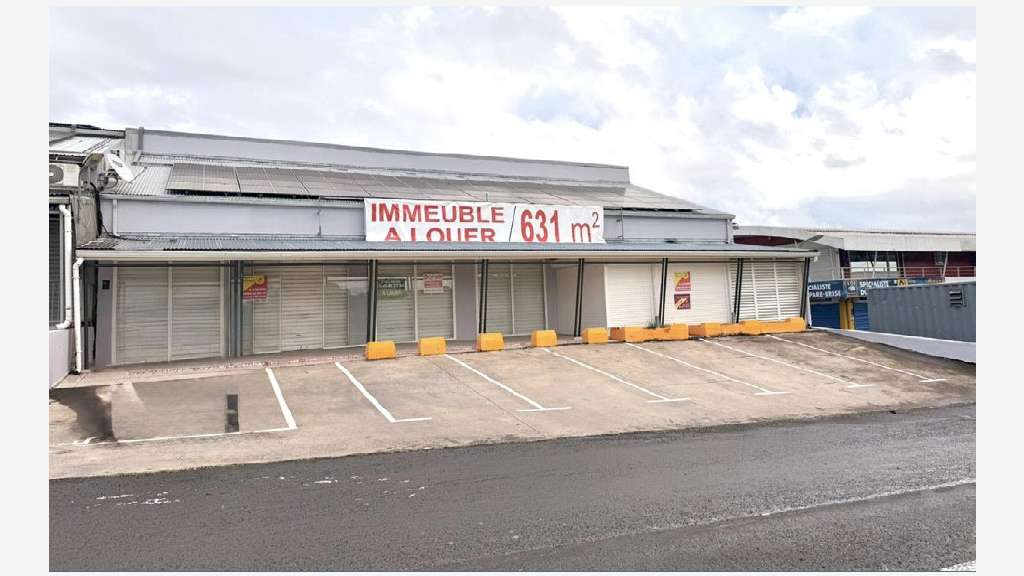 A louer local commercial 631m² Lamentin Dorville