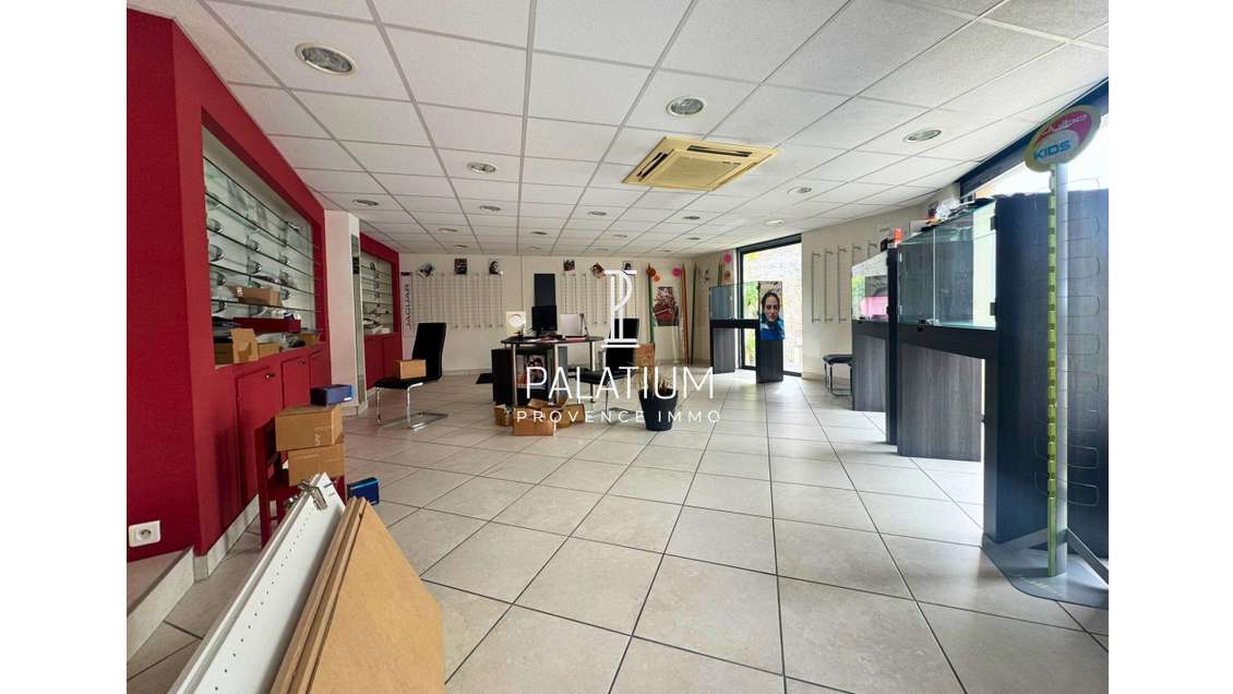 Local 84m² à louer empl N°1 à Lançon centre  