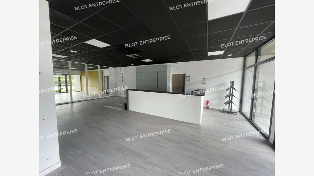A louer local  450m² à Landerneau Zone Ciné Land