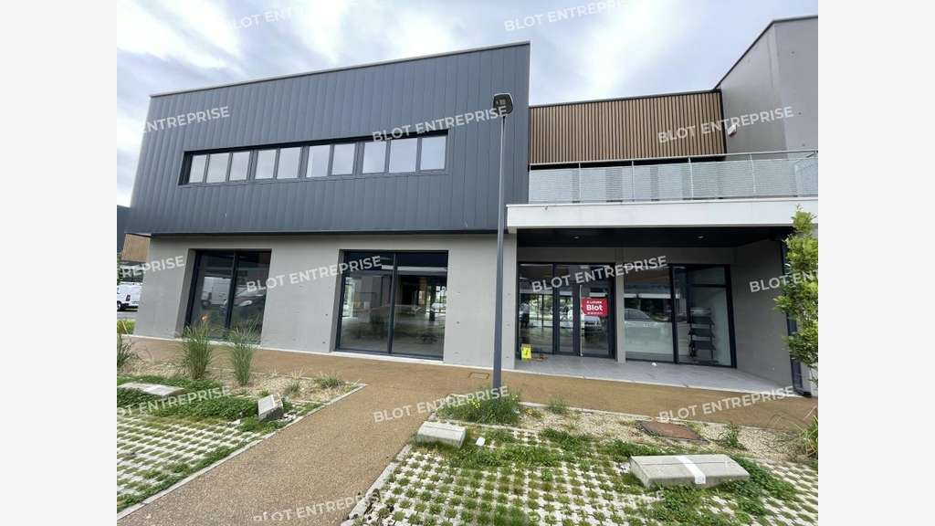 A louer local  450m² à Landerneau Zone Ciné Land