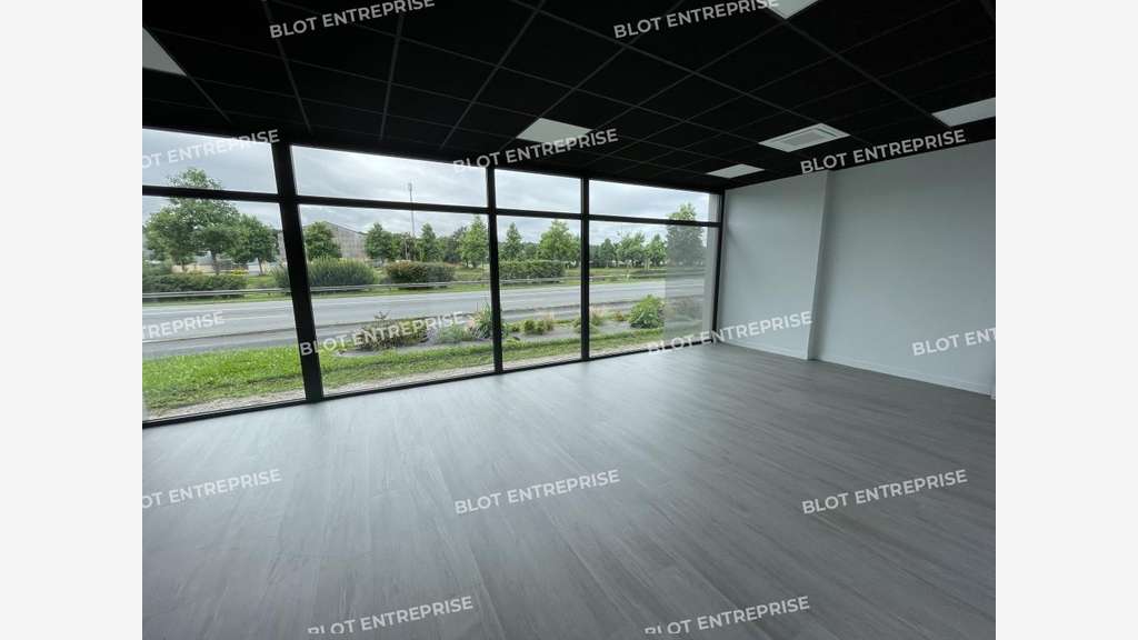 A louer local  450m² à Landerneau Zone Ciné Land