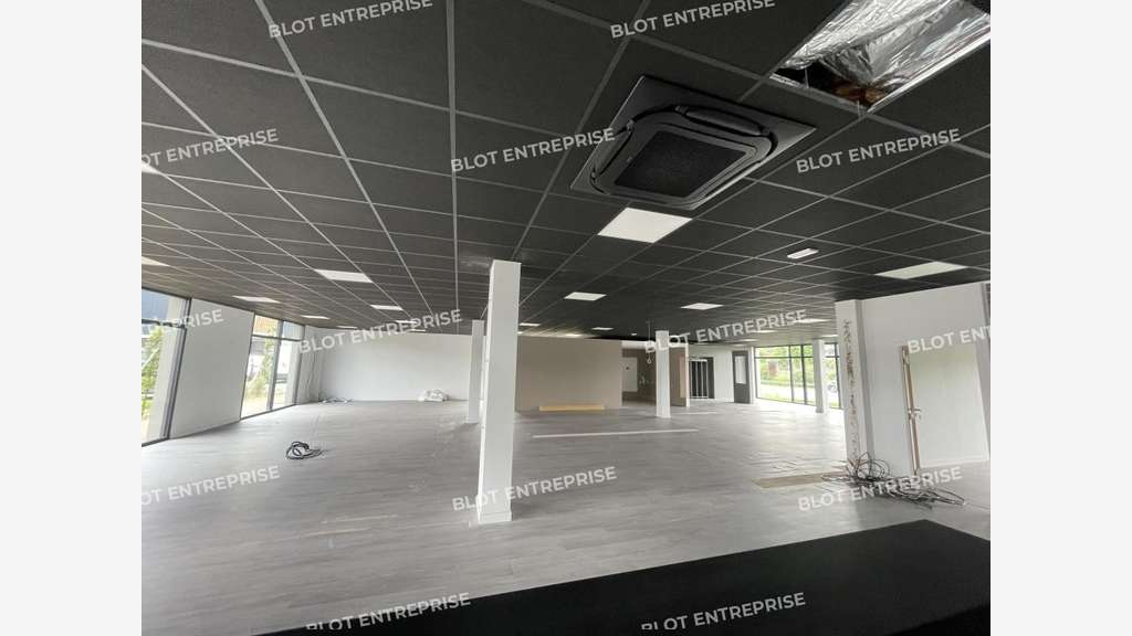 A louer local  450m² à Landerneau Zone Ciné Land