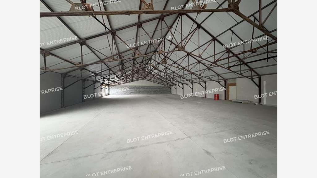 A louer local commercial rénové 700m² Landerneau
