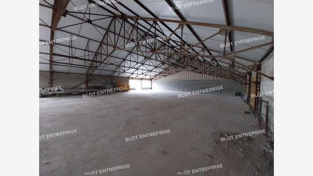 A louer local commercial rénové 700m² Landerneau