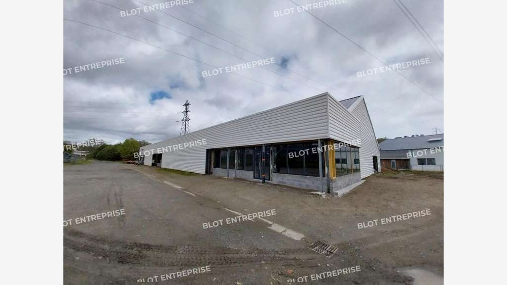 A louer local commercial rénové 700m² Landerneau