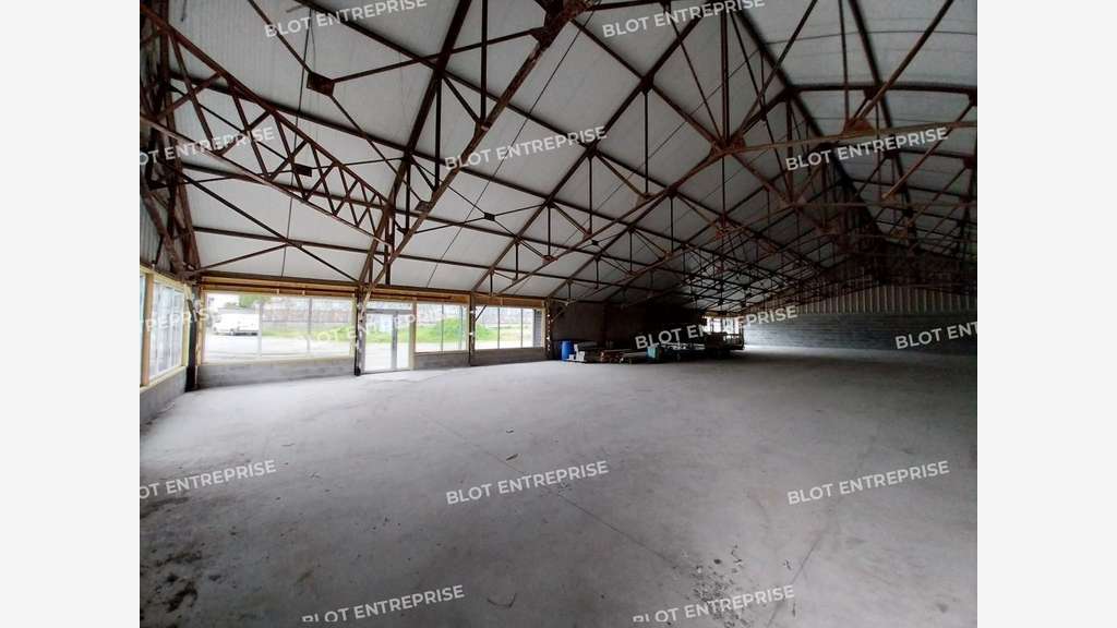 A louer local commercial rénové 700m² Landerneau