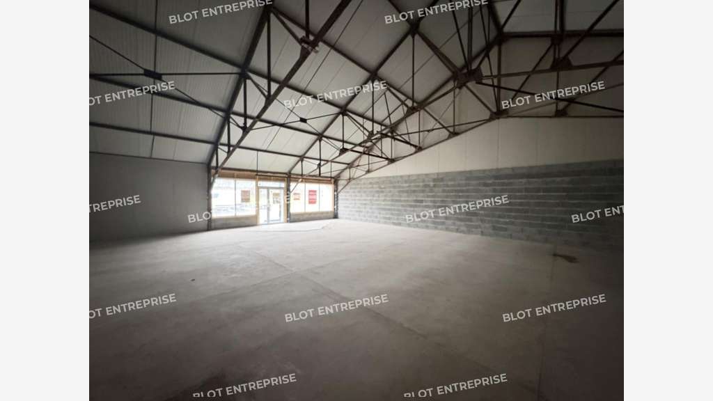 A louer local commercial rénové 700m² Landerneau
