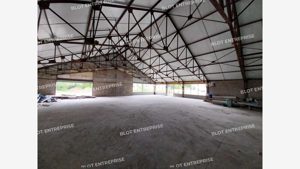 A louer local commercial rénové 700m² Landerneau