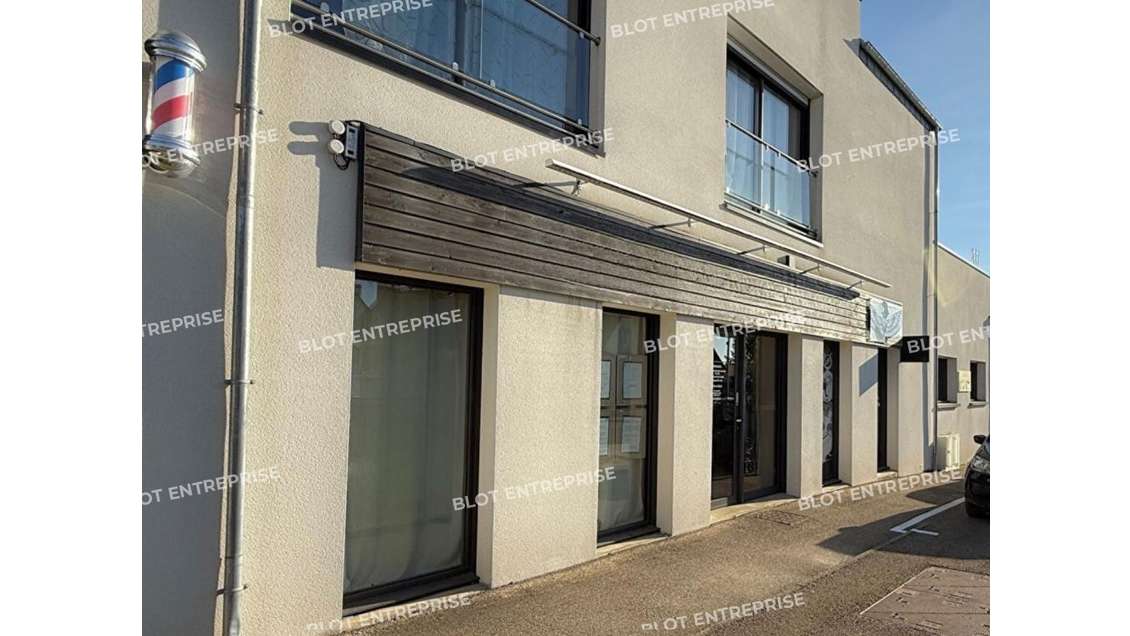 A louer local commercial 120m² en RDC à Langueux