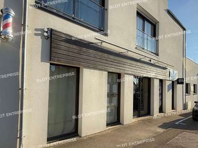 A louer local commercial 120m² en RDC à Langueux