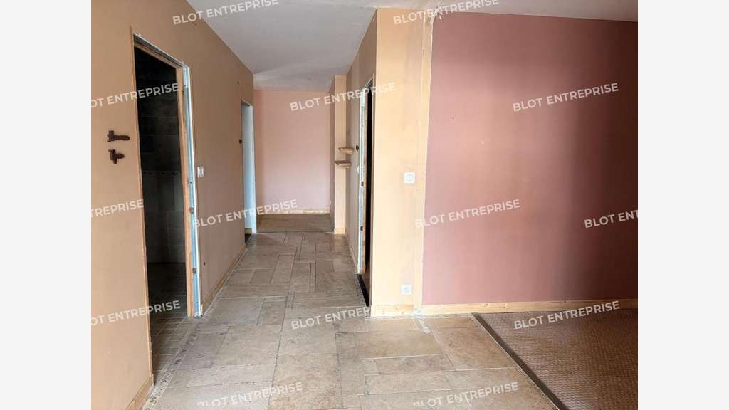 A louer local commercial 120m² en RDC à Langueux