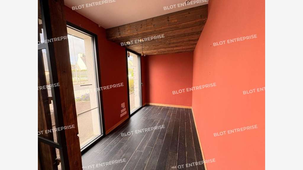 A louer local commercial 120m² en RDC à Langueux