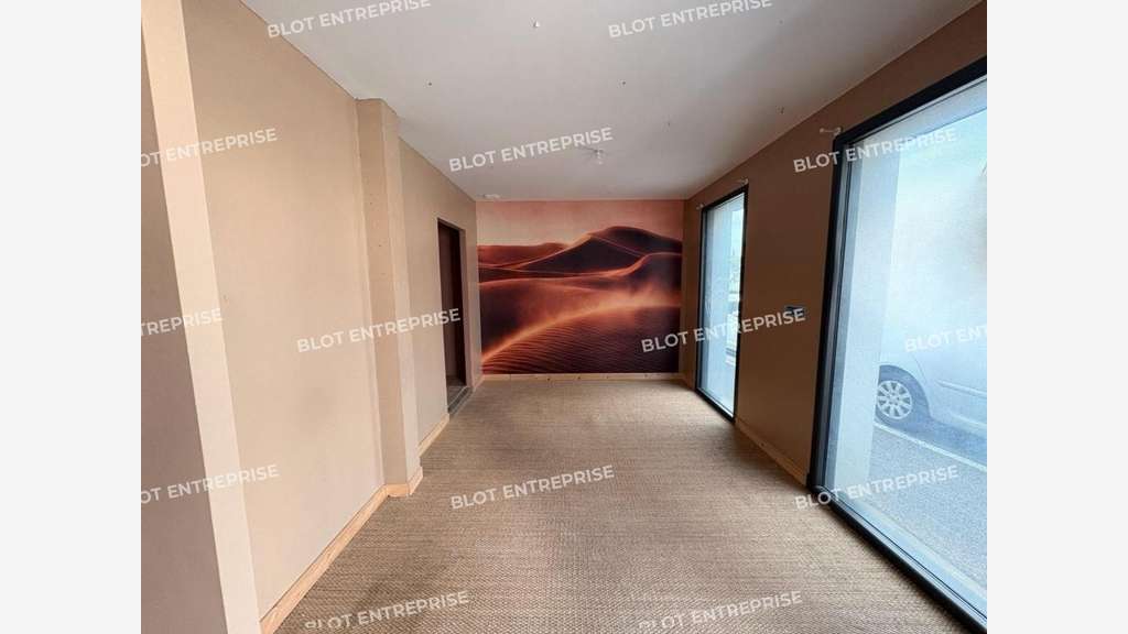 A louer local commercial 120m² en RDC à Langueux
