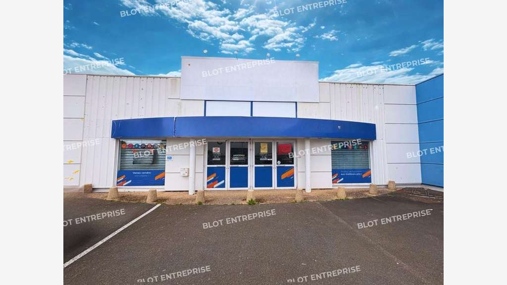 A louer locaux commerciaux 393m² ZAC Langueux