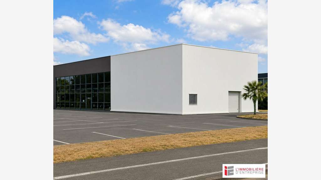 Location local commercial 550m² à Langueux