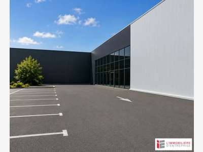 Location local commercial 550m² à Langueux