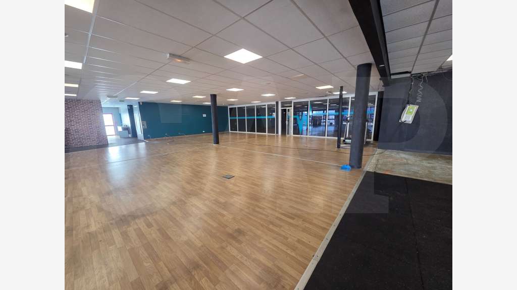 A louer local commercial de 550m² en ZA Langueux
