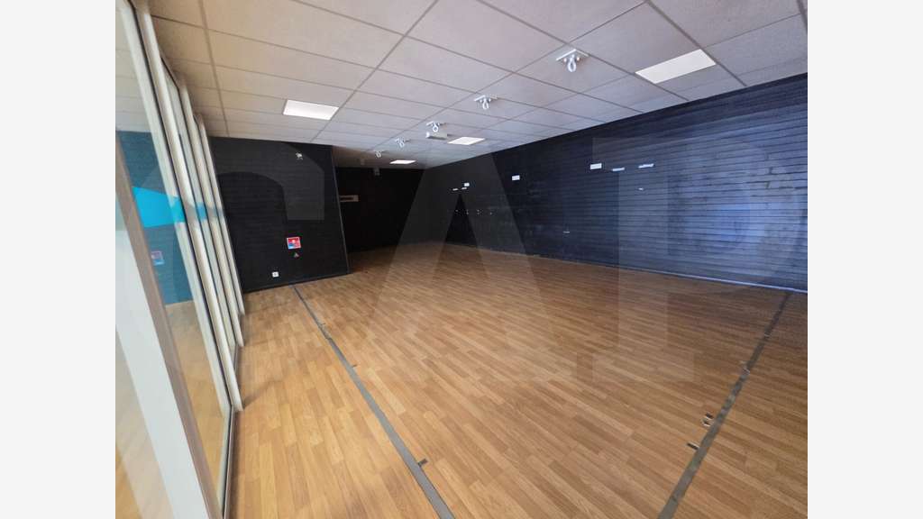 A louer local commercial de 550m² en ZA Langueux