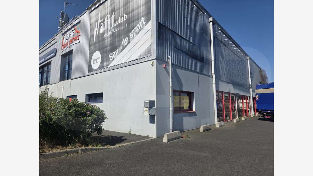 A louer local commercial de 550m² en ZA Langueux