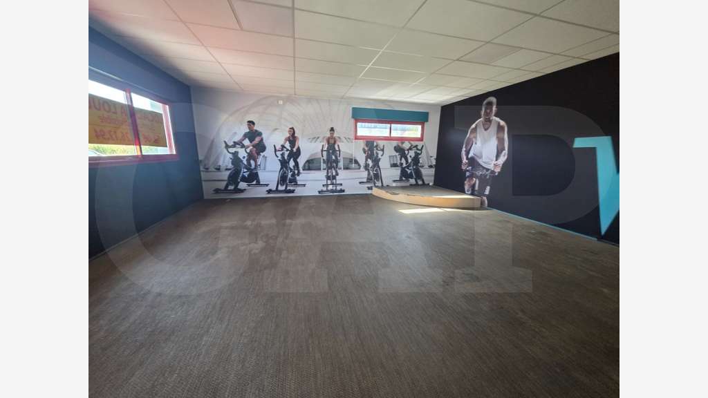 A louer local commercial de 550m² en ZA Langueux