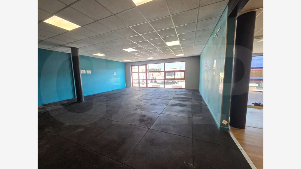 A louer local commercial de 550m² en ZA Langueux