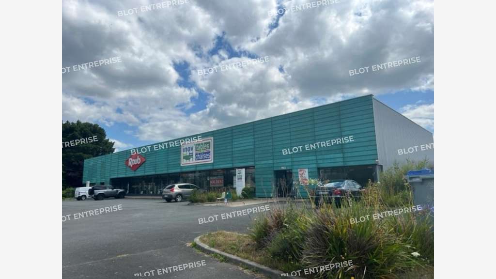 À LOUER - LOCAL COMMERCIAL 482 M² - LANNION