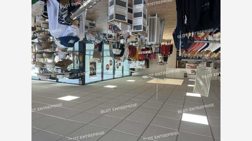 À LOUER - LOCAL COMMERCIAL 482 M² - LANNION