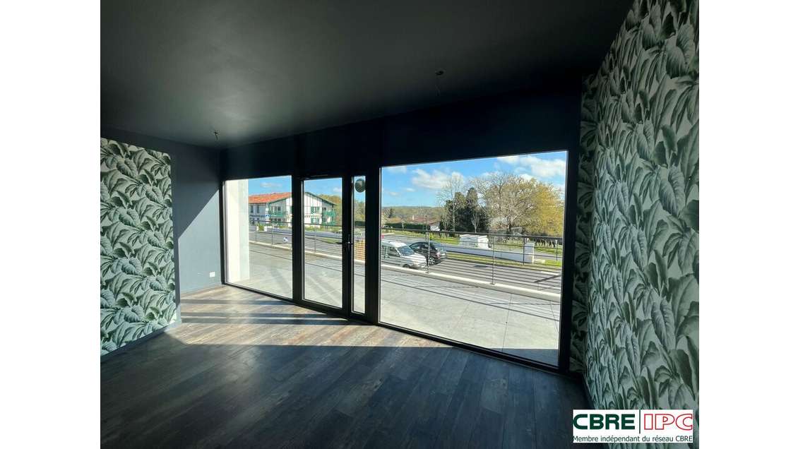 Location local 60m² bâtiment récent à Larressore