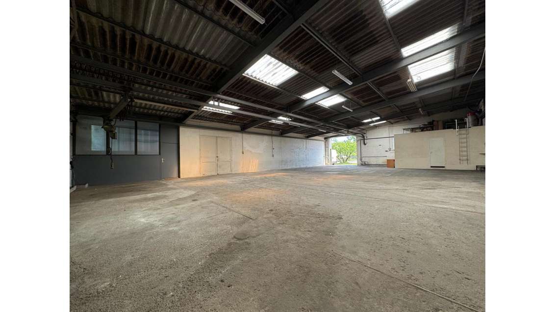 A louer entrepôt 275m² zone artisanale à Latresne